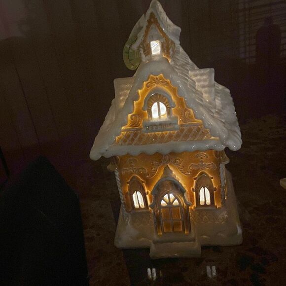 Gingerbread house- lights up! - Picture 5 of 16